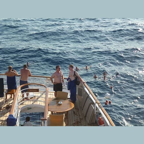 海に入っている人たちもいました。