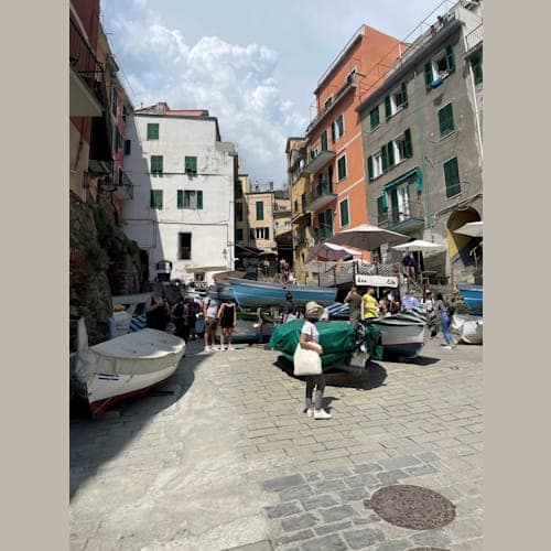 一番南がリオマジョーレ。もっとも漁村的な街でした。レストランで食べた手長エビはゆで方が、最高でした。