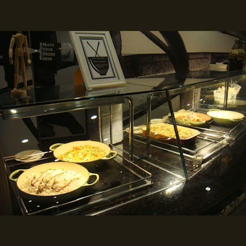 ビュッフェの料理エリア。
料理を指定して、取ってもらうシステム。