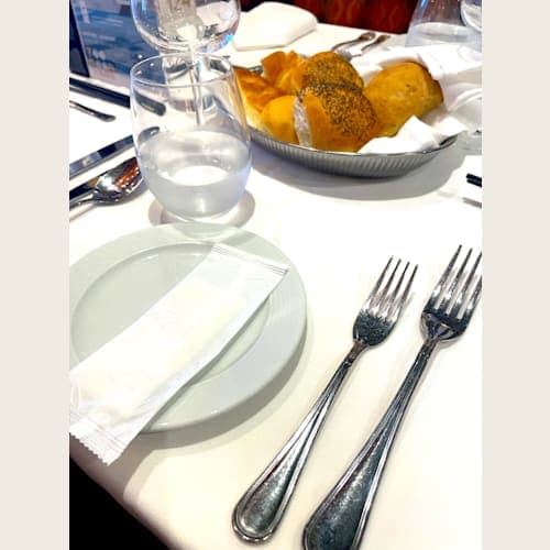 タブウォーターを最初からセットしてくれます。バターも頼めばもらえます。