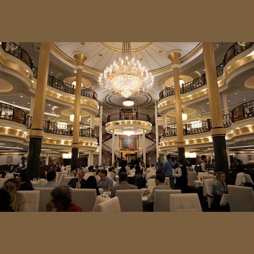 3階からのダイニング中央の眺め。
シャンデリアがとてもゴージャス。