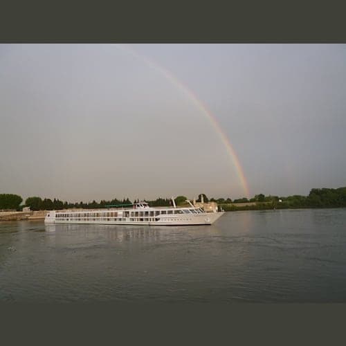 アルルの最後の朝、外を見ると虹がかかっていました。
これでクルーズは終わり。
