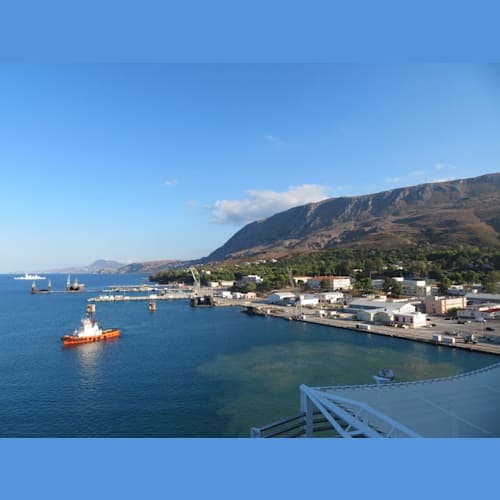 東西に長細いクレタ島。美しい海と平地に山が押し迫る景観が素晴らしい。