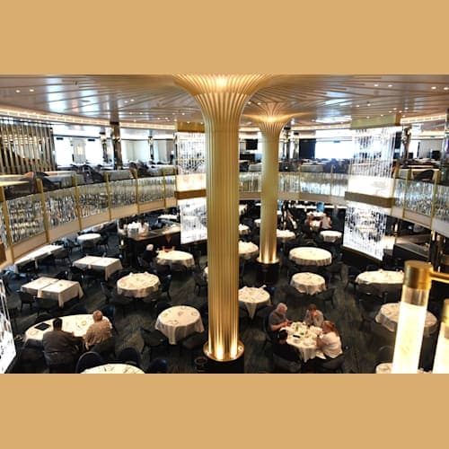 ブリタニアレストランの2階(デッキ3)から見た内部です。