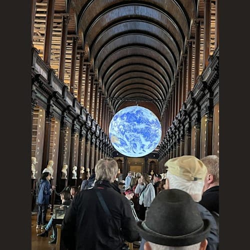 蔵書は順番に埃を落とす作業しています。