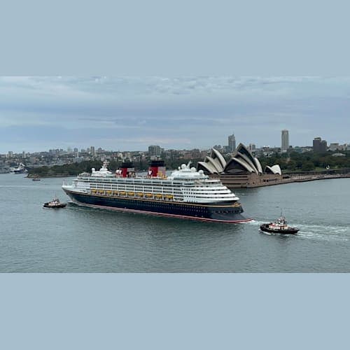 下船後に見送ったワンダー号