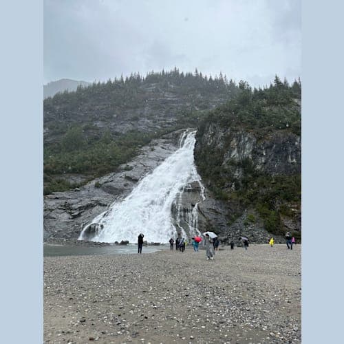 どしゃ降りの中Nugget Falls Trailを歩き。