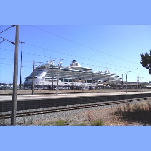 フリーマントルの駅に着くと、もう船が見えていた。
近くに見えても、クルーズターミナルまで10分ぐらい歩く。