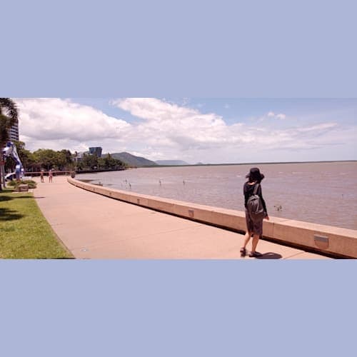 プールのすぐ横に海。
水は土色に濁っていて、あまり綺麗ではなかった。