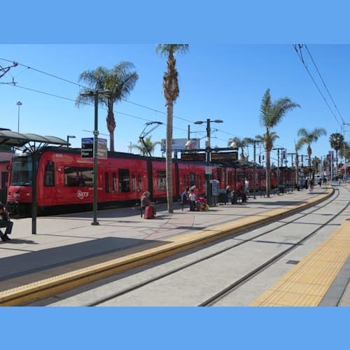 サンディエゴではTrolleyと呼ばれるLRT(ライトレール)タイプの電車に乗ってメキシコとの国境の町へ