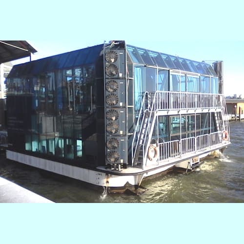 パースの港にて。
こんな形だけど船。総ガラス張りで二階建て。エンジンもついてる。この時は埠頭に係留されていたけど、パーティーの時なんかは沖に出かけるのか。