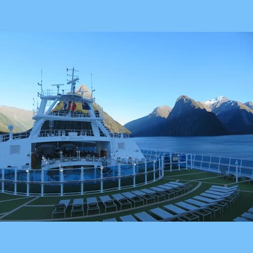 海から両岸に山がそびえ立つ絶景を船上から堪能。