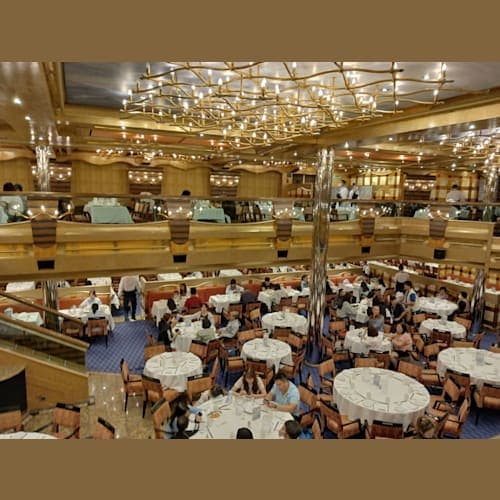 メインダイニングデッキ4から見下ろす吹き抜けのデッキ3