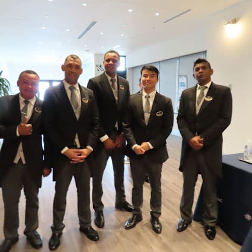 乗船口でバトラーが笑顔でお出迎え。