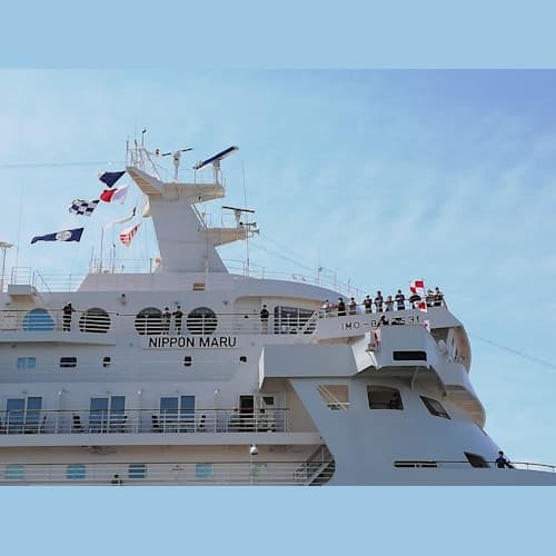 名古屋港で出迎えてくれた船友が岸壁から撮ってくれた写真。
この中に私も写っている!!!