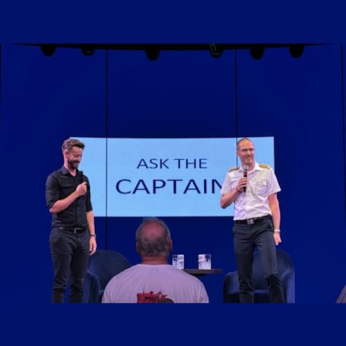 シアターで開催された、船長さんへの質問コーナー。左は司会のクルーズディレクター。RCI,やNCLとは違って、とても静かで落ち着いた方でした。