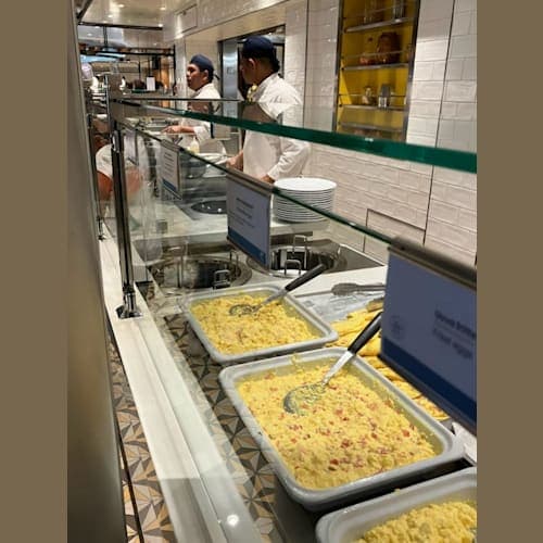 ビッフェの朝食ですが、給仕してもらうスタイル。勝手には取れないけど、感染防止にはありがたい。