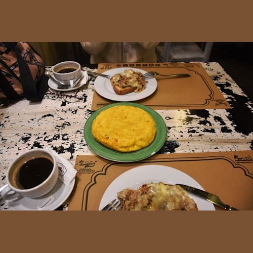 スペイン風オムレツとポークのトーストの昼食。