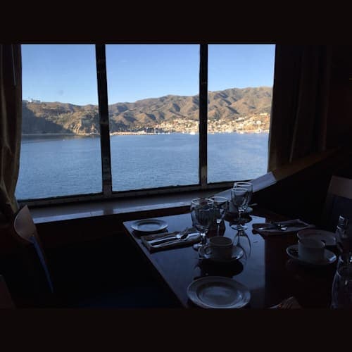 朝食を食べながら、サンタ・カタリナ島入港。