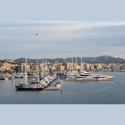 パルマ港に並ぶ豪華ヨットやクルーザーです。
日本のマリーナではまずというより絶対に見かけない超大型艇が多く驚きました。