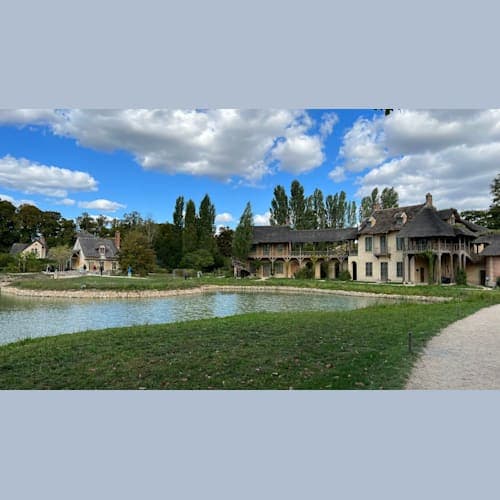 プチトリアノン関連のエリア、意外と広いです。
宮殿だけであれば半日で見学可能ですが、プチトリアノンなども楽しまれる場合はパリ中心部からの移動も含め、しっかり1日を予定。