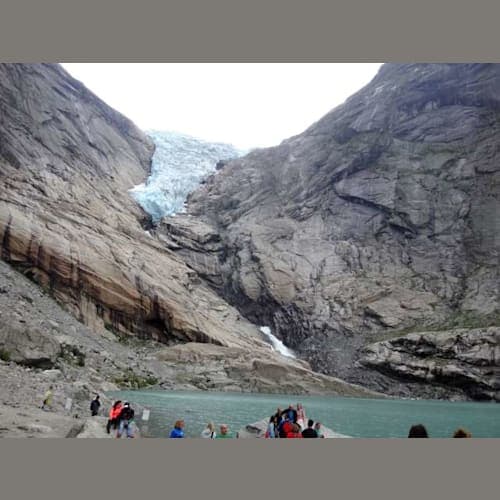 地球温暖化でかなり後退してしまったブリクスダール氷河です。しかし、周囲は素晴らしい景色でした。