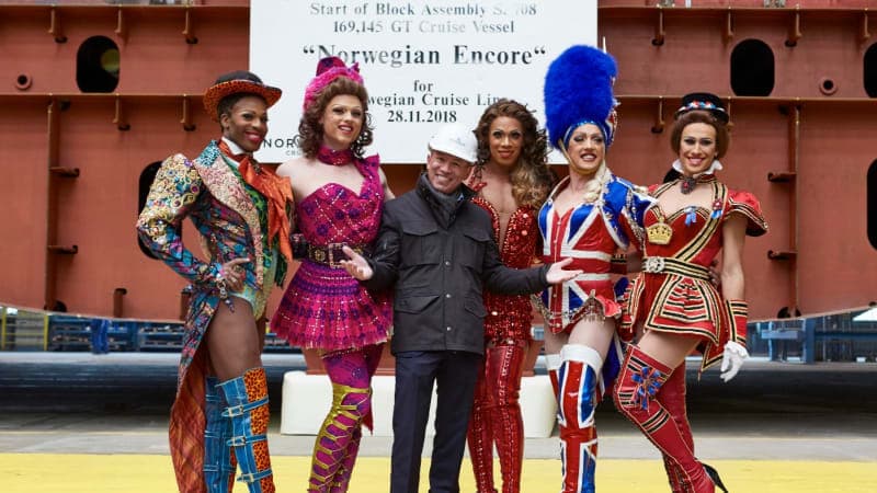 ノルウェージャン・アンコール、竣工式でキンキー・ブーツ披露